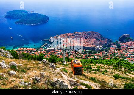 Dubrovnik Stadt, Kroatien Reise. Luftaufnahme der Altstadt, Bucht und Seilbahn Stockfoto