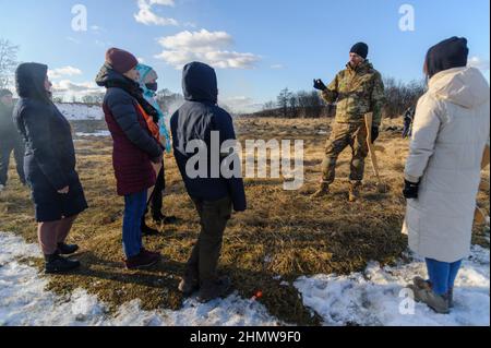 Ukrainer während eines offenen militärischen Trainings für Zivilisten, das vom Verteidigungshauptquartier der Region Lemberg auf dem Schießstand von Lemberg im Rahmen der „Don't Panic!“ organisiert wurde. Bereiten Sie Sich Vor! Kampagne, inmitten der Drohung der russischen Invasion. Stockfoto