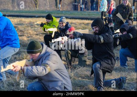 Ukrainer während eines offenen militärischen Trainings für Zivilisten, das vom Verteidigungshauptquartier der Region Lemberg auf dem Schießstand von Lemberg im Rahmen der „Don't Panic!“ organisiert wurde. Bereiten Sie Sich Vor! Kampagne, inmitten der Drohung der russischen Invasion. Stockfoto