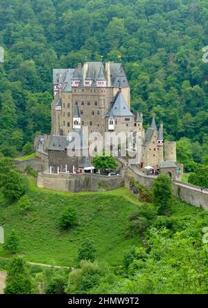 Idyllische Landschaft rund um das Schloss Eltz in Rheinland-Pfalz, Deutschland, im Sommer Stockfoto