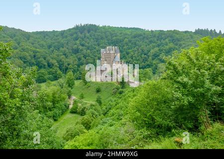 Idyllische Landschaft rund um das Schloss Eltz in Rheinland-Pfalz, Deutschland, im Sommer Stockfoto