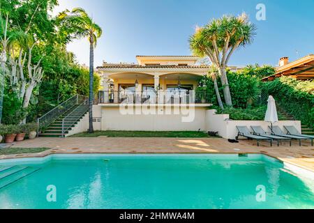 Ein Bild vom Pool einer Villa an der costa del sol vor blauem Himmel Stockfoto