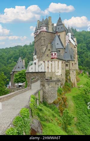 Idyllische Landschaft rund um das Schloss Eltz in Rheinland-Pfalz, Deutschland, im Sommer Stockfoto