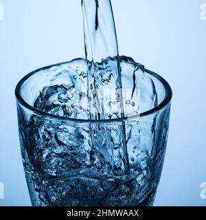 Nahaufnahme vom Ausgießen von Wasser Stockfoto