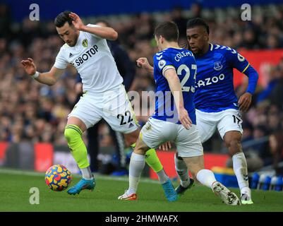 Liverpool, Großbritannien. 12th. Februar 2022 ; Goodison Park, Liverpool, England; Premier League Football, Everton versus Leeds; Jack Harrison von Leeds United übernimmt Seamus Coleman von Everton Credit: Action Plus Sports Images/Alamy Live News Stockfoto