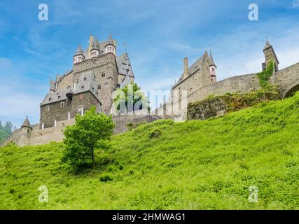 Idyllische Landschaft rund um das Schloss Eltz in Rheinland-Pfalz, Deutschland, im Sommer Stockfoto