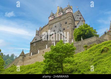 Idyllische Landschaft rund um das Schloss Eltz in Rheinland-Pfalz, Deutschland, im Sommer Stockfoto