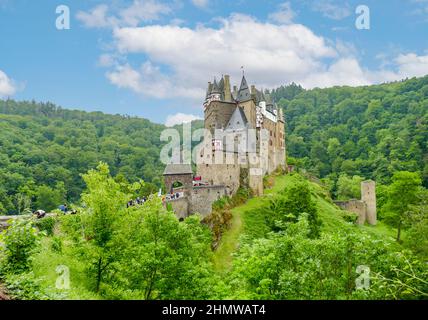 Idyllische Landschaft rund um das Schloss Eltz in Rheinland-Pfalz, Deutschland, im Sommer Stockfoto