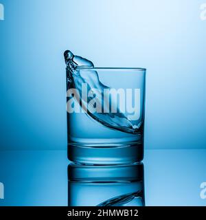 Spritzwasser in Glas Stockfoto