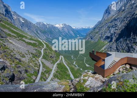 TROLLSTIGEN, NORWEGEN - 2020. JUNI 24. Der Aussichtspunkt und die kurvigen Straßen bei Trollstigen. Wunderschönes Tal und Natur. Stockfoto