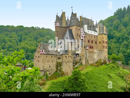 Idyllische Landschaft rund um das Schloss Eltz in Rheinland-Pfalz, Deutschland, im Sommer Stockfoto