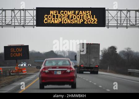 Die Beschilderung ist beleuchtet und begrüßt Fans zu den College Football National Championships am Samstag, 8. Januar 2022, in der Nähe von Indianapolis. (Dylan Stewart/Image o Stockfoto