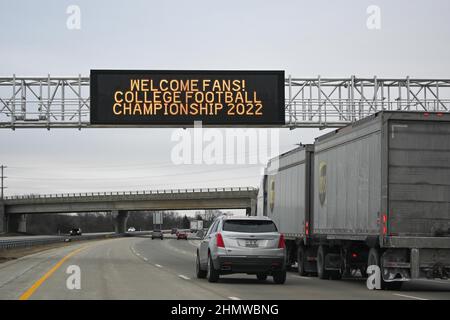 Die Beschilderung ist beleuchtet und begrüßt Fans zu den College Football National Championships am Samstag, 8. Januar 2022, in der Nähe von Indianapolis. (Dylan Stewart/Image o Stockfoto