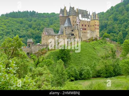 Idyllische Landschaft rund um das Schloss Eltz in Rheinland-Pfalz, Deutschland, im Sommer Stockfoto