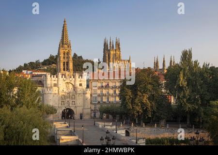 Kathedrale von Burgos gleich nach Sonnenaufgang, Spanien Stockfoto