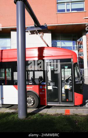 S Hertogenbosch, Niederlande - Februar 9. 2022: Blick auf den Elektrobus an der Ladesäule des Betriebsdepots Stockfoto