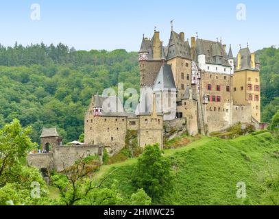 Idyllische Landschaft rund um das Schloss Eltz in Rheinland-Pfalz, Deutschland, im Sommer Stockfoto