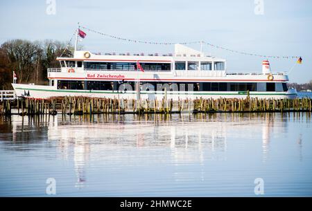 Bad Zwischenahn, Deutschland. 12th. Februar 2022. Das Ausflugsboot 'Bad Zwischenahn' ist bei sonnigem Wetter an einem Steg am Zwischenahner Meer vertäut. Quelle: Hauke-Christian Dittrich/dpa/Alamy Live News Stockfoto