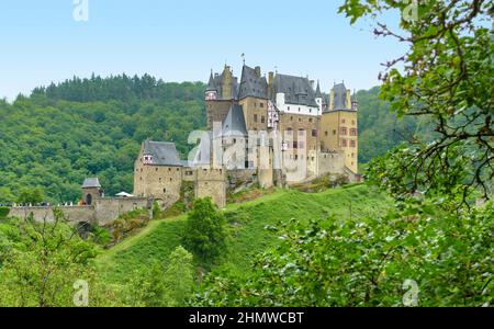 Idyllische Landschaft rund um das Schloss Eltz in Rheinland-Pfalz, Deutschland, im Sommer Stockfoto