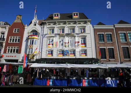 S Hertogenbosch, Niederlande - Februar 9. 2022: Blick auf weißes historisches Gebäude, zentral am Marktplatz gelegen, vor blauem Winterhimmel Stockfoto