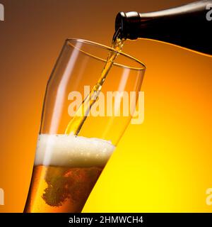 Weizenbier in ein Glas gießen Stockfoto