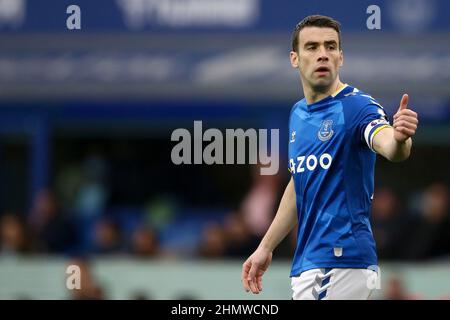 Everton, Großbritannien. 12th. Februar 2022. Seamus Coleman aus Everton gibt das Daumen-hoch-Zeichen. Spiel der Premier League, Everton gegen Leeds United im Goodison Park in Liverpool am Samstag, 12th. Februar 2022. Dieses Bild darf nur für redaktionelle Zwecke verwendet werden. Nur zur redaktionellen Verwendung, Lizenz für kommerzielle Nutzung erforderlich. Keine Verwendung in Wetten, Spielen oder einem einzigen Club / Liga / Spieler Publikationen. PIC von Chris Stading / Andrew Orchard Sport Fotografie / Alamy Live News Kredit: Andrew Orchard Sport Fotografie / Alamy Live News Stockfoto