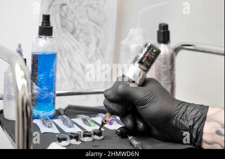 Nahaufnahme der Tattoo-Künstler Werkzeuge und Arbeitsplatz. Hochwertige Fotos. Stockfoto