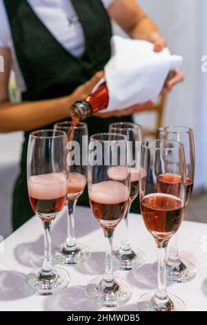 Rosenperlwein in Schaumweingläsern serviert Stockfoto
