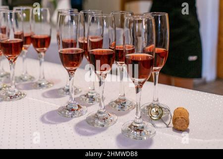 Rosenperlwein in Schaumweingläsern serviert Stockfoto