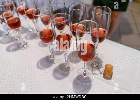Rosenperlwein in Schaumweingläsern serviert Stockfoto