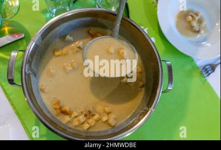 Cremige Pilzsuppe in einer Schüssel von einem Deckel Stockfoto