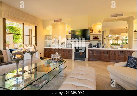 Blick auf einen Tisch vor einem Kamin in einer Villa an der costa del sol Stockfoto