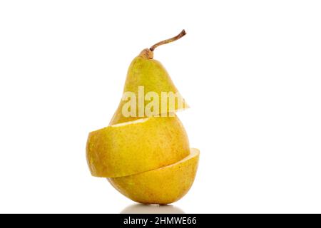 Eine süße, saftige Birne, in drei Stücke geschnitten, Makro, isoliert auf weißem Hintergrund. Stockfoto