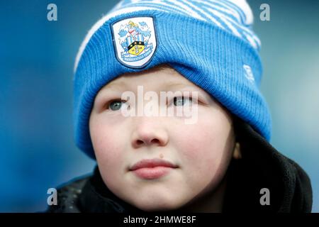 Ein junger Fan von Huddersfield Town wacht auf Stockfoto