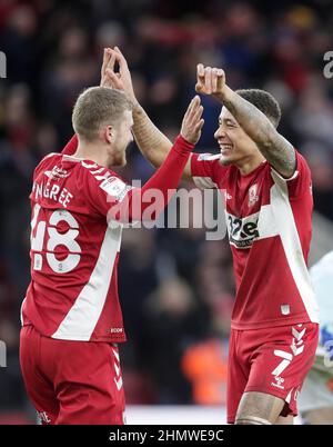 Duncan Watmore von Middlesbrough (links) feiert mit Marcus Tavernier, nachdem er während des Sky Bet Championship-Spiels im Riverside Stadium, Middlesbrough, das vierte Tor des Spiels erzielt hat. Bilddatum: Samstag, 12. Februar 2022. Stockfoto