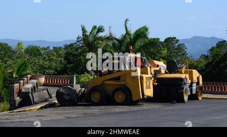 Straßenbaumaschinen nach Straßenreparaturen. Weißes, besonderes Auto. Auto für die Herstellung von Straße. Road Roller tun Asphalt. Maschine für Straßenarbeiten. Stockfoto