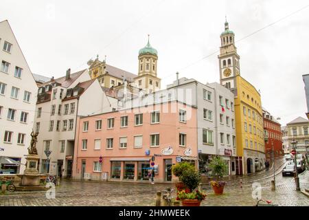 Augsburg, Deutschland, 28. Juli 2022, Blick auf den Hauptplatz mit dem Perlachturm Stockfoto