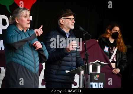 London, Großbritannien. 12th. Februar 2022. London, Großbritannien. Jeremy Corbyn wandte sich an die Demonstranten. Demonstration der Volksversammlung gegen den Anstieg der Lebenshaltungskosten mit steigenden Energiekosten, die viel Besorgnis und Groll gegen Boris Johnson und die Tory-Regierung, Parliament Square und Westminster hervorrufen. Kredit: michael melia/Alamy Live Nachrichten Stockfoto