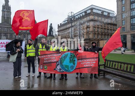 Glasgow, Schottland, Großbritannien. 12th. Februar 2022. Aktivisten versammeln sich auf dem George Square, um gegen die steigenden Lebenshaltungskosten zu protestieren. Kredit: Skully/Alamy Live Nachrichten Stockfoto