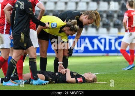 Freiburg, Deutschland. 12th. Februar 2022. Freiburg, Deutschland, 12th 2022. Februar Klara Buehl (17 FC Bayern München) am Boden mit Schiedsrichterin Nadine Westerhoff und Maximiliane Rall (8 FC Bayern München), die sich beim Flyeralarm Frauen Bundesliga-Spiel zwischen SC Freiburg und FC Bayern München im Dreisamstadion, Freiburg, um sie gekümmert haben. Sven Beyrich/SPP Kredit: SPP Sport Pressefoto. /Alamy Live News Stockfoto