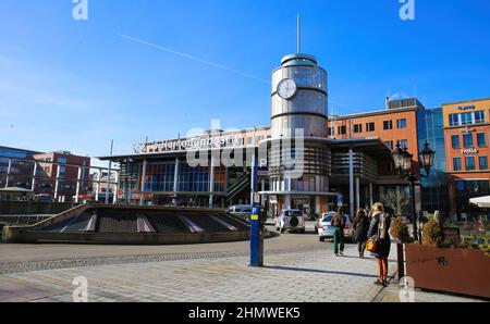 S Hertogenbosch, Niederlande - Februar 9. 2022: Blick über den Platz auf dem cntral Bahnhof gegen den blauen sonnigen Winterhimmel Stockfoto