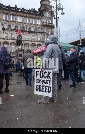 Glasgow, Schottland, Großbritannien. 12th. Februar 2022. Aktivisten versammeln sich auf dem George Square, um gegen die steigenden Lebenshaltungskosten zu protestieren. Kredit: Skully/Alamy Live Nachrichten Stockfoto