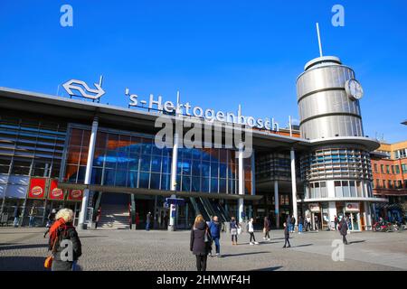 S Hertogenbosch, Niederlande - Februar 9. 2022: Blick über den Platz auf dem cntral Bahnhof gegen den blauen sonnigen Winterhimmel Stockfoto