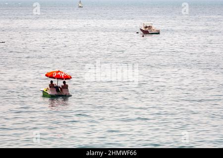 Monterosso, Italien - 10. August 2021: Mittelmeer, Boote in der Küstenregion in der Nähe des Hafens, Monterosso, Cinque Terre Stockfoto