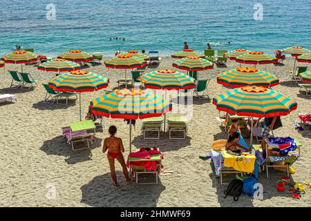 Monterosso, Italien - 10. August 2021: Strand Spiaggia di Fegina im Dorf Cinque Terre in Monterosso Stockfoto