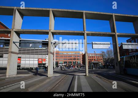 S Hertogenbosch, Niederlande - Februar 9. 2022: Blick auf die Tore des Busbahnhofs gegen den blie-Winterhimmel Stockfoto