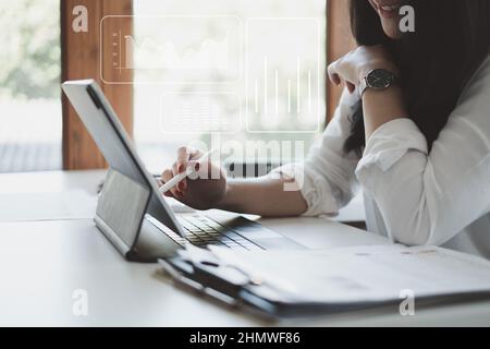 Fondmanager oder Berater arbeiten mit digitalen Tablet zur Analyse der Investmentbörse. Finanzierungskonzept. Stockfoto