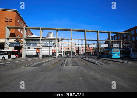 S Hertogenbosch, Niederlande - Februar 9. 2022: Blick auf die Tore des Busbahnhofs gegen den blie-Winterhimmel Stockfoto