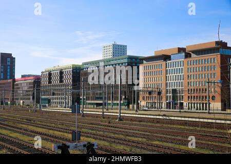 S Hertogenbosch, Niederlande - Februar 9. 2022: Blick auf die Rückseite des Hauptbahnhofs mit Schienen und modernen Architekturgebäuden Stockfoto