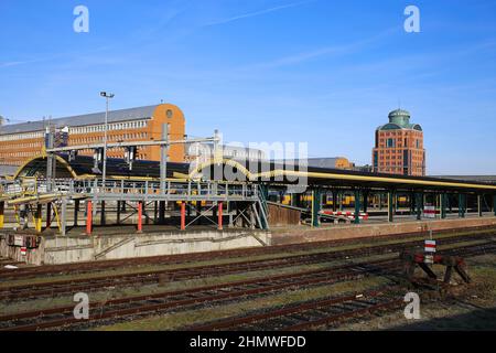 S Hertogenbosch, Niederlande - Februar 9. 2022: Blick auf die Rückseite des Hauptbahnhofs mit Schienen und modernen Architekturgebäuden Stockfoto